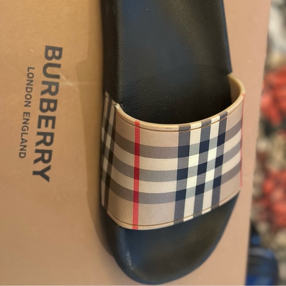 Burberry slides certificate of authentication included. - Picture 4 of 5
